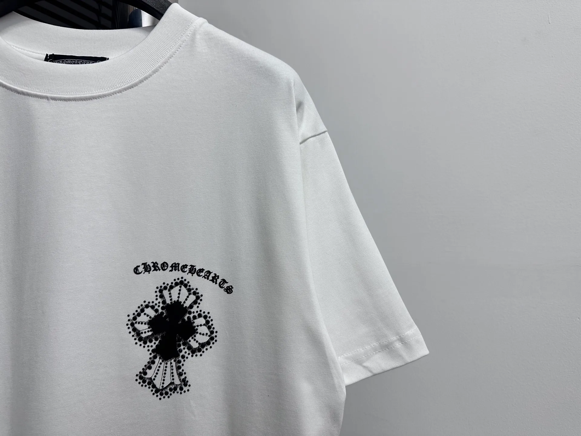 🅿️190 [ChromeHearts] ChromeHearts 25ss round neck T-shirt Original fabric Official same style Short-sleeved T-shirt Customized 260g same vat dyed fabric Very comfortable to the touch Latest brick cabinet synchronization for spring and summer Fashionable and personalized Super versatile and good-looking Very suitable for both men and women A must-have item Tag Collar label Washed wheat Complete with three standards Color: Black White Size: XS-L